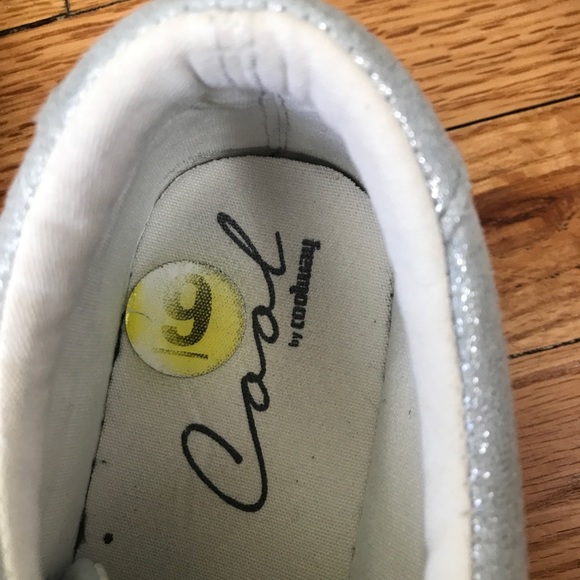 Coolest Silver Metallic Sneakers with Stars size 9 - Picture 4 of 5